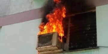 Se le prendió fuego el aire acondicionado y murió electrocutado al intentar apagarlo con agua