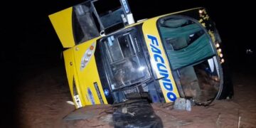 La Rioja: Un colectivo intentó cruzar un río y fue arrastrado por la creciente