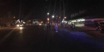 Motociclista falleció tras despistar y chocar contra un semáforo