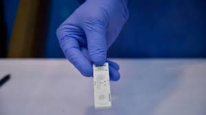 El autotest funciona con una muestra de saliva o hisopado nasal