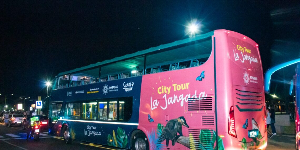 Posadas sumó nuevos colectivos que circulan para promocionar los atractivos