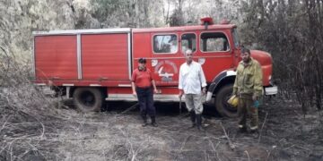 Continúa el trabajo de bomberos y policías para apagar los incendios registrados en algunas localidades