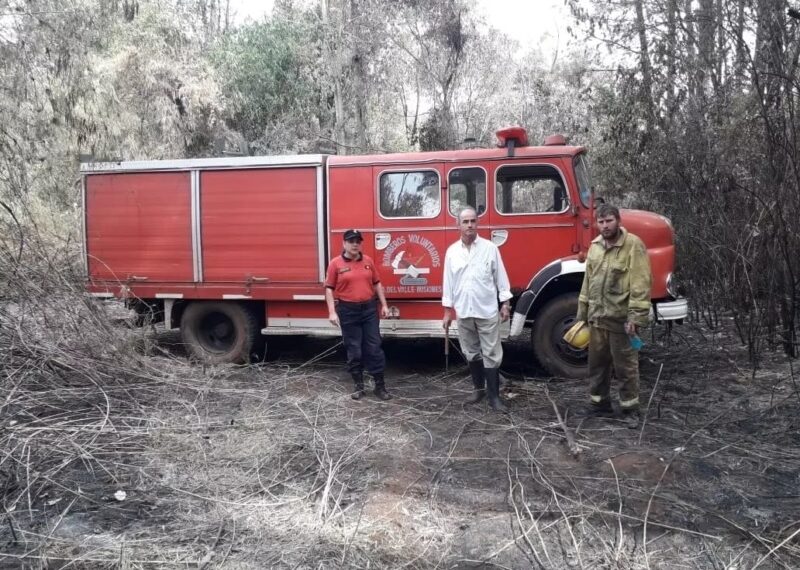 Continúa el trabajo de bomberos y policías para apagar los incendios registrados en algunas localidades