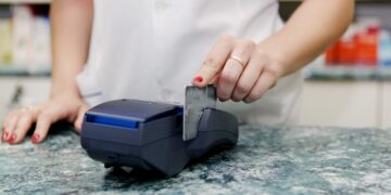 Bancos deberán informar a AFIP compras con tarjetas de débito desde $30 mil