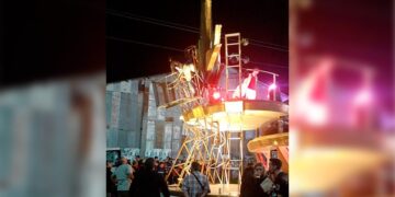 Accidente en el carnaval de Gualeguaychú: dos operarios resultaron heridos tras caer de una grúa