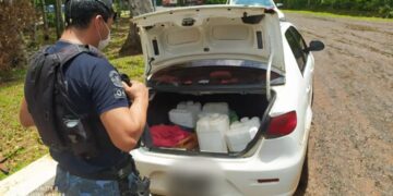 Puerto Iguazú: incautaron dos vehículos y bidones de combustibles que eran transportados de manera irregular