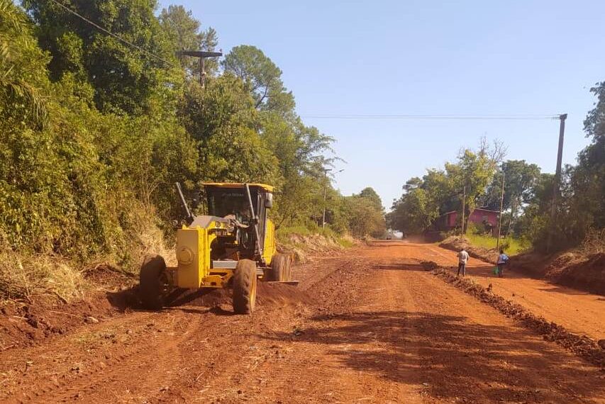 Vialidad trabaja en caminos terrados y garantiza la correcta circulación de vecinos y el transporte de la producción