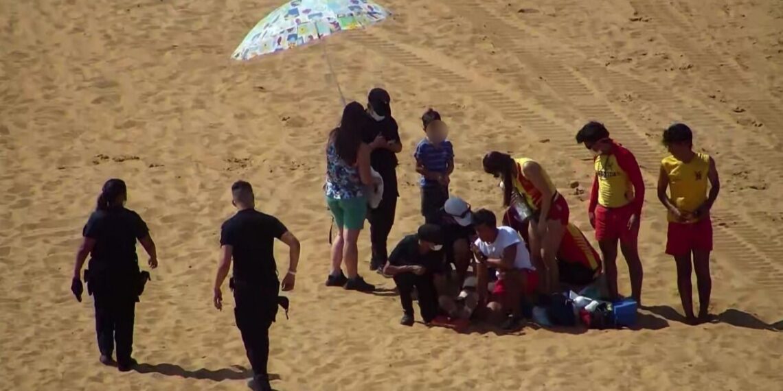 Guardavidas y policías trabajaron para asistir a una joven descompensada en una playa de Posadas