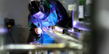 La industria continúa su recuperación en Argentina y el empleo del sector superó el nivel previo a la pandemia