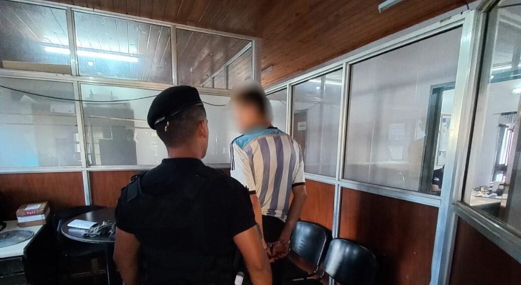 Posadas: ocasionó daños en el quiosco de un jubilado y el comando lo detuvo