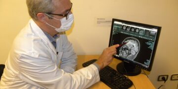 Destacan la importancia de la vacunación contra el COVID-19 en pacientes con patologías neurológicas