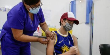 Coronavirus: comenzaron a aplicar las dosis de refuerzos a adolescentes previo al inicio de clases