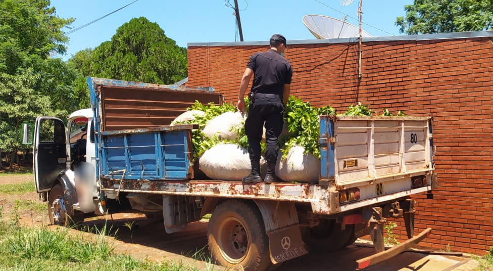 Campo Grande: interceptaron un camión con ponchadas de yerba mate robada