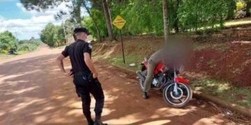Conductor alcoholizado se quedó dormido sobre su motocicleta en plena calle