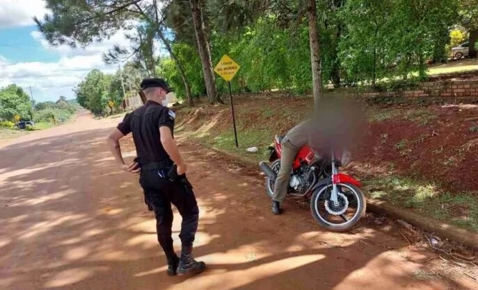 Conductor alcoholizado se quedó dormido sobre su motocicleta en plena calle