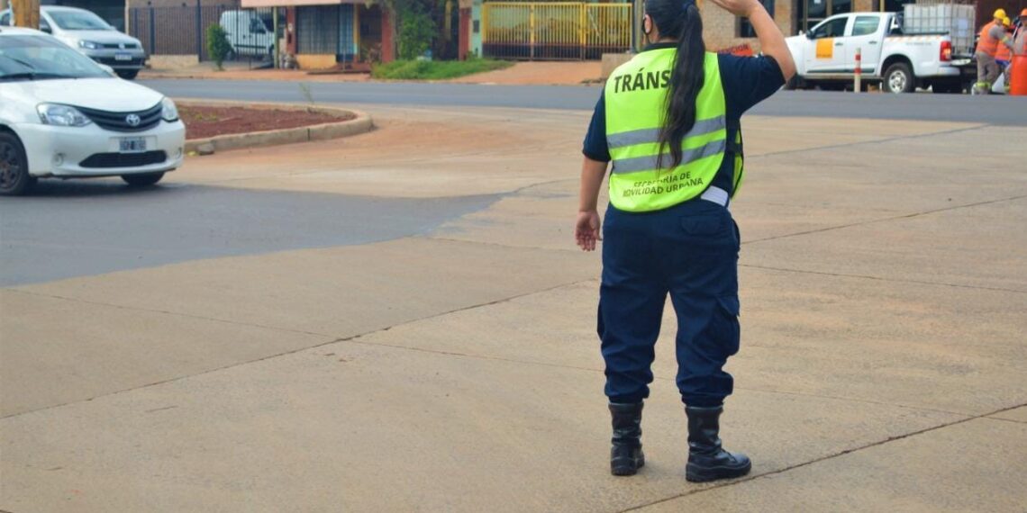 Manos únicas: inspectores de tránsito informan el cambio de circulación de avenidas