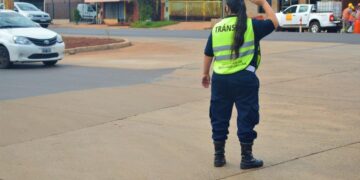Manos únicas: inspectores de tránsito informan el cambio de circulación de avenidas