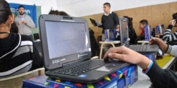 Prevén distribuir un millón de computadoras en las escuelas de todo el país