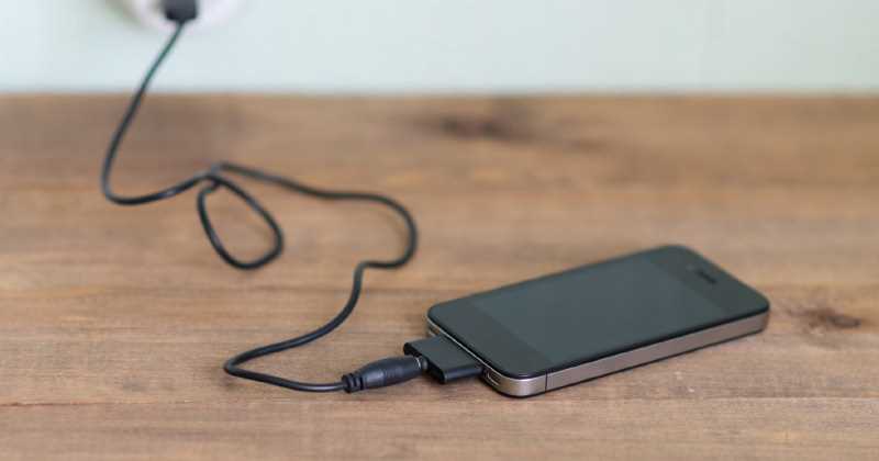 Un chico murió electrocutado al intentar cargar su celular