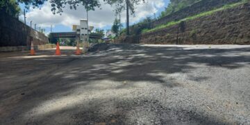 Asfaltan calles urbanas y la rampa del puerto en Alba Posse