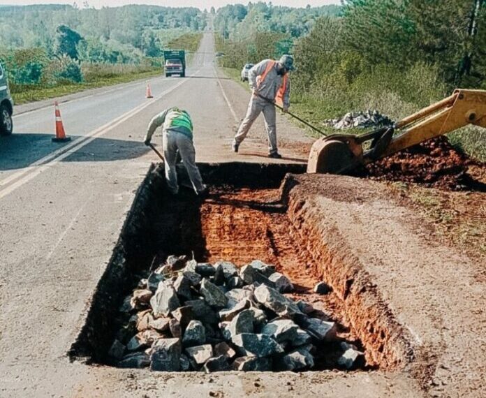 Avanzan los trabajos de mantenimiento de la Ruta Provincial 4