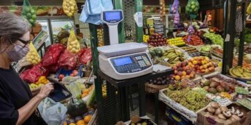 La inflación de febrero fue del 4,7% y acumuló 52,3% en los últimos 12 meses