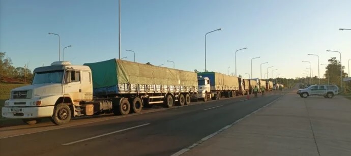 Incautaron siete camiones con soja en el control de acceso a Misiones