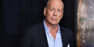 El actor Bruce Willis se retira de los escenarios luego de que le diagnosticaran afasia