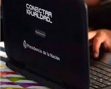 Estudiantes secundarios reciben netbooks de Conectar Igualdad