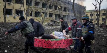 Ucrania: murieron la mujer embarazada y su bebé, símbolos del salvaje ataque ruso contra la maternidad en Mariupol