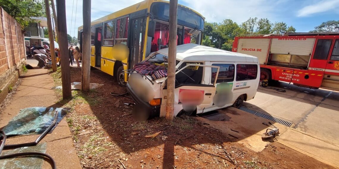 Un fallecido y trece heridos tras un choque entre un colectivo y una combi