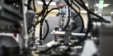 La actividad industrial subió 8,7% en febrero y la construcción 8,5%
