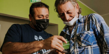 Herrera entregó los primeros carnets de cobertura de salud a yerbateros