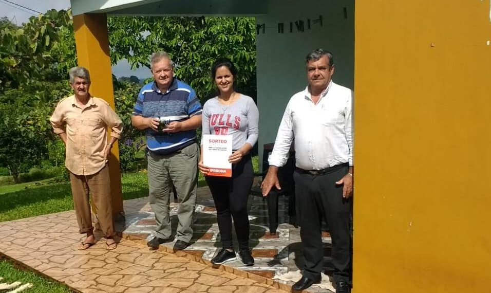 Premiaron a colono de Dos Arroyos por tener la cuota al día de su vivienda rural del Iprodha
