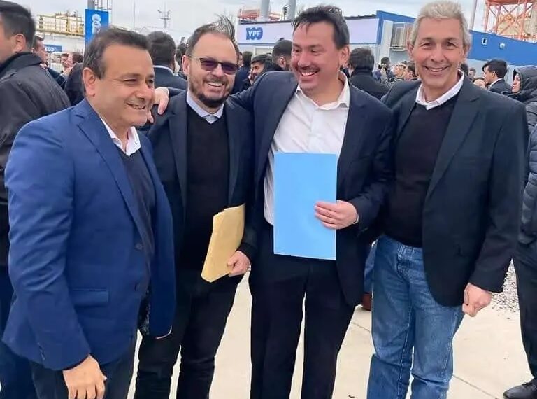 Funcionarios misioneros entregaron a Fernández el proyecto de ley que busca la llegada del gasoducto a la provincia
