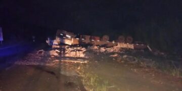 Loreto: un fallecido al volcar un camión que transportaba cerámica