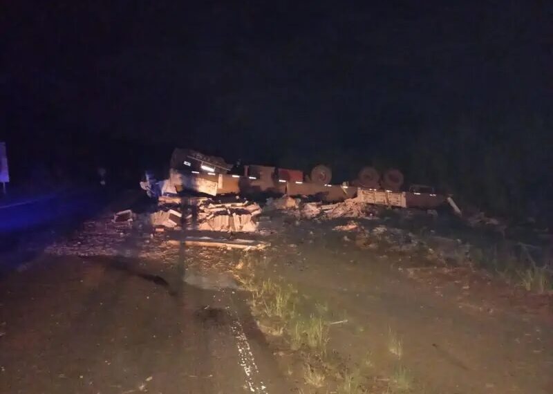 Loreto: un fallecido al volcar un camión que transportaba cerámica