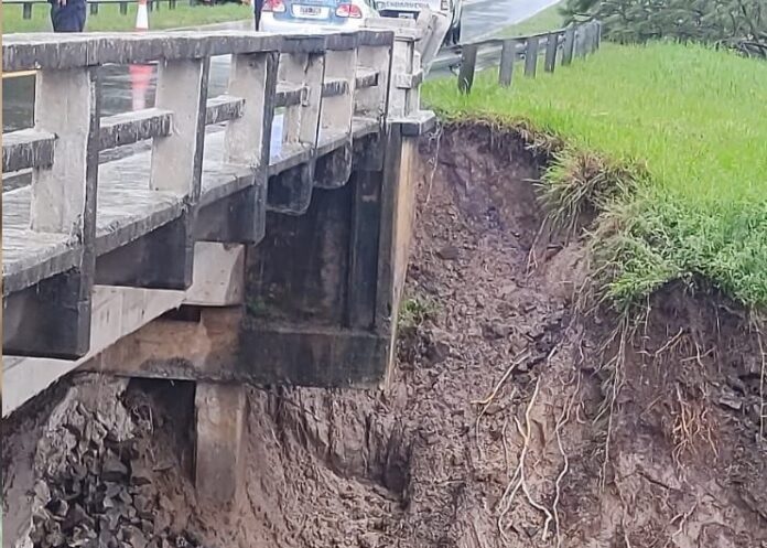 Corte total en un tramo de la ruta 12 por peligro de derrumbe de un puente en Corrientes