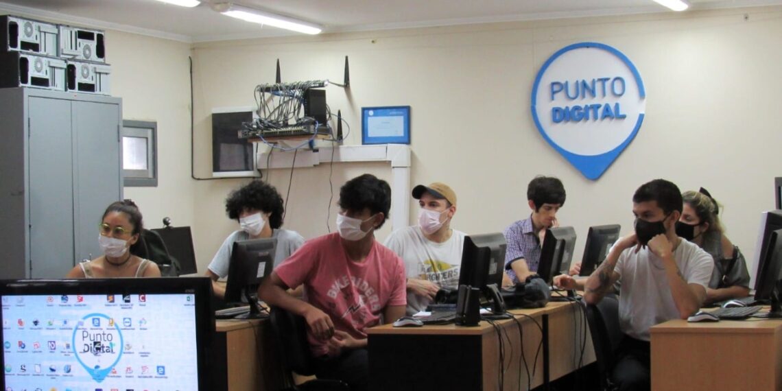 Economía del Conocimiento: Capacitan a jóvenes en programación web
