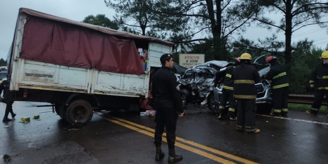 Choque Fatal: fallecieron dos hombres al colisionar una camioneta y un camión de reparto