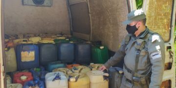 Trasladaba 85 bidones de combustible en una camioneta