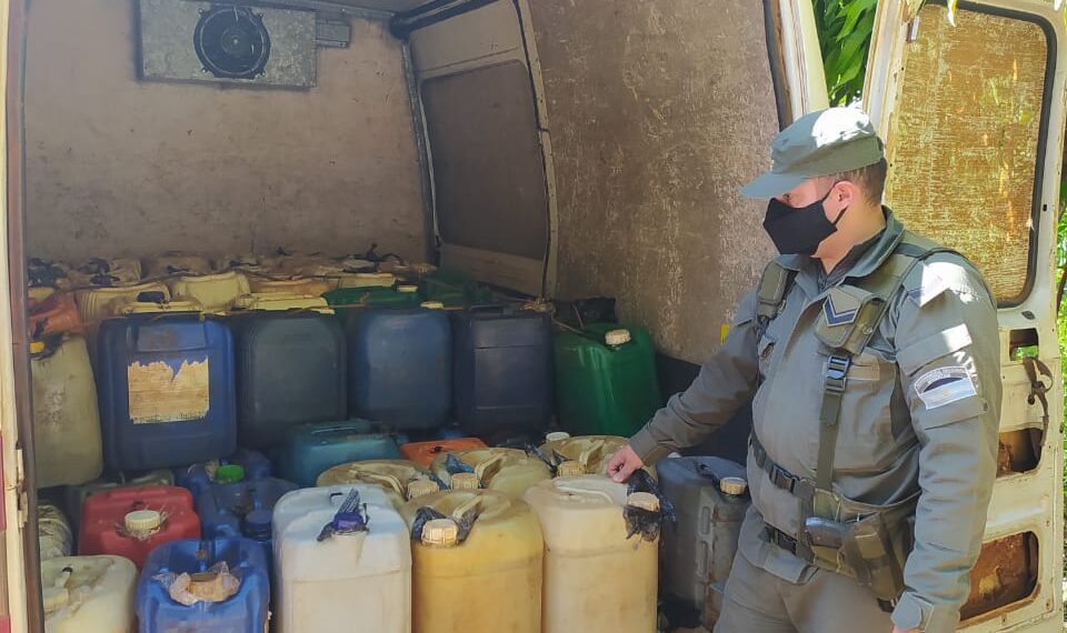 Trasladaba 85 bidones de combustible en una camioneta