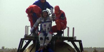 Astronautas vuelven a Tierra tras cumplir su misión más larga en el espacio