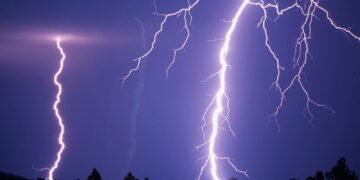 Temporal en Paraguay: un rayo casi se cobra la vida de una niña