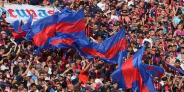 Cantos de la hinchada y clima caliente en San Lorenzo: “Que se vayan todos”