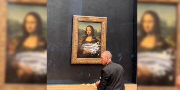 Atacaron a “La Gioconda”: un visitante le arrojó un trozo de torta a la obra más famosa del mundo