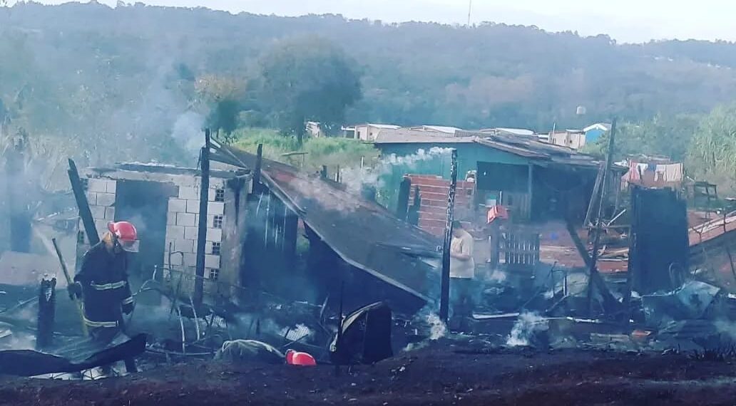 Incendio consumió totalmente 3 viviendas del barrio Copisa