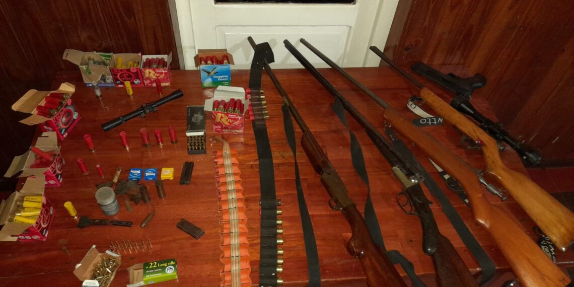 Decomisaron un arsenal de armas y municiones de una vivienda de Guaraní
