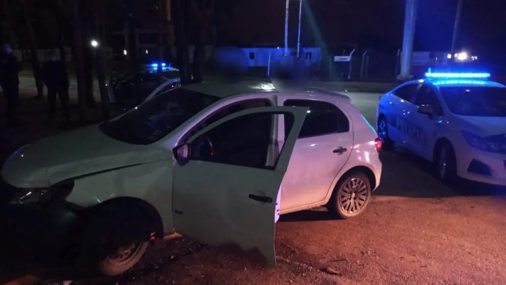 Posadas: escaparon de un retén policial y chocaron contra un árbol