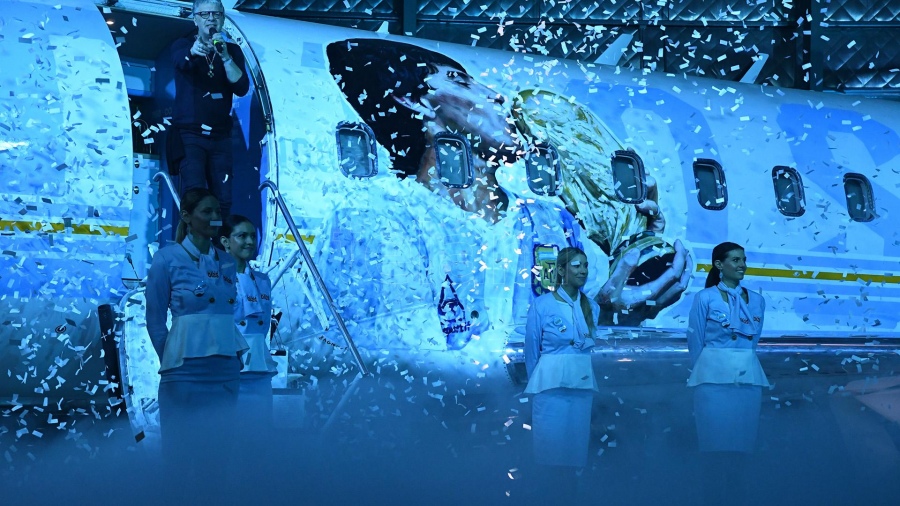 Homenaje: Diego Maradona fue pintado sobre un avión que viajará al Mundial de Qatar